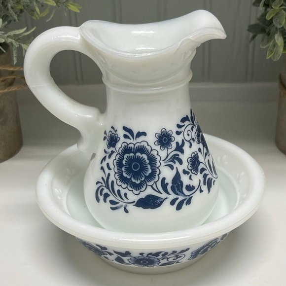 Vintage AVON Skin-So-Soft Delft Blue Bath Oil Bowl & Pitcher Set 1970's - Picture 2 of 9